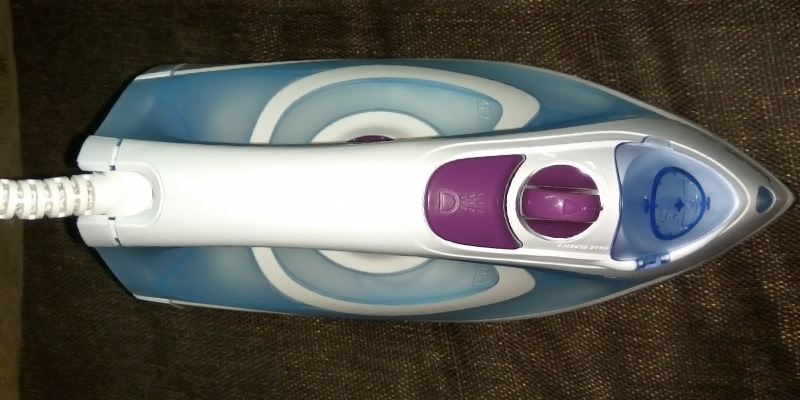 Philips GC1905 Steam Iron with Spray application