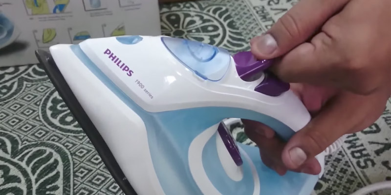 Philips GC1905 Steam Iron with Spray in the use