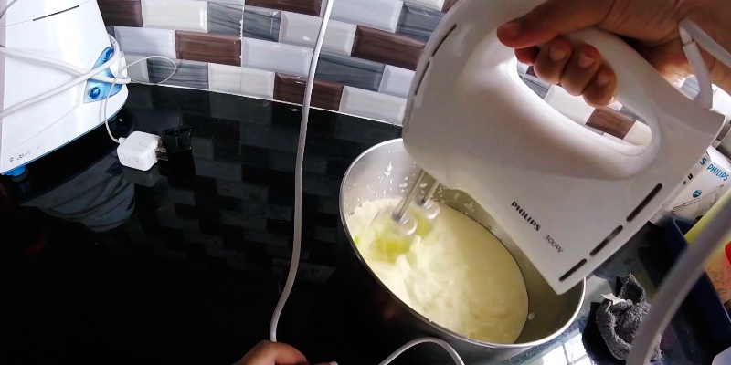 Philips HR1459 Hand Mixer in the use